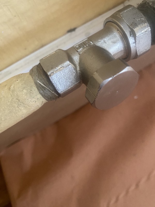 Remplacement d'un robinet de radiateur - robinet qui fuit et ne ferme plus - dépannage chauffage sur Strasbourg