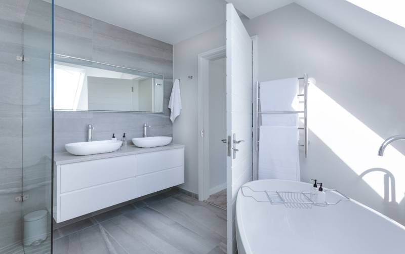 Rénovation d'une salle de bain moderne avec double vasques et éclairage led à Strasbourg centre