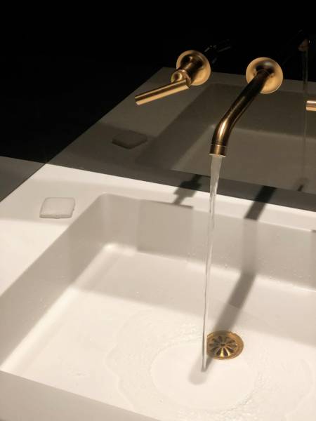 Une robinetterie finition doré qui matche le style de votre salle de bain de Souffelweyersheim près de Strasbourg